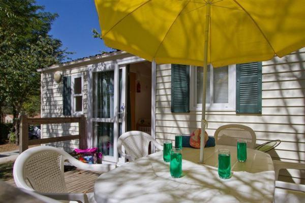 Camping Le Pressoir Petit-Palais-et-Cornemps Exterior photo
